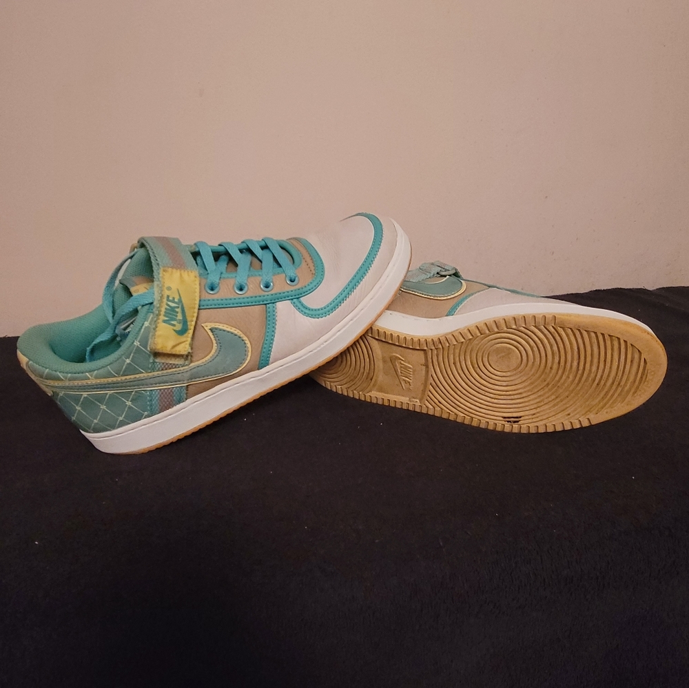 Nike - Picture 2 of 3
